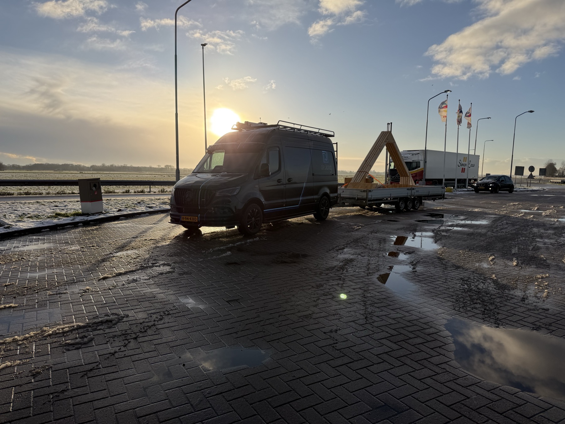 Vakmannen van Aannemersbedrijf De Jong actief op de bouwplaats in Midden Nederland